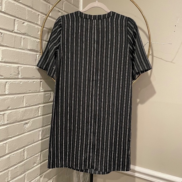 BCBG MaxAzria Tunic Blouse Size XS Black and White. Stylish short-sleeved design - Picture 5 of 9